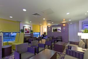 ห้องอาหารหรือที่รับประทานอาหารของ Holiday Inn Express Harlow, an IHG Hotel