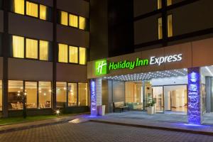 een gebouw met een Hilton Inn Express bord erop bij Holiday Inn Express Lisbon Airport, an IHG Hotel in Lissabon