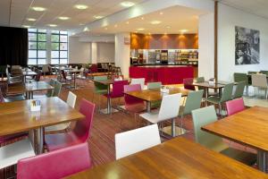 A restaurant or other place to eat at Holiday Inn Express London City, an IHG Hotel