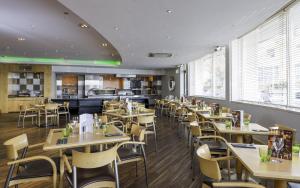 Best Western London Heathrow Ariel Hotel tesisinde bir restoran veya yemek mekanı