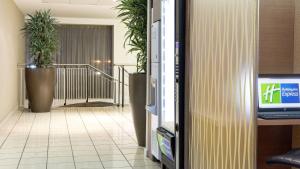 una habitación con TV y un pasillo con plantas en Holiday Inn Express London Limehouse, an IHG Hotel, en Londres