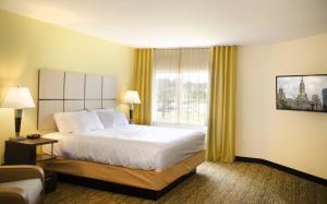 Giường trong phòng chung tại Candlewood Suites - Lancaster West, an IHG Hotel