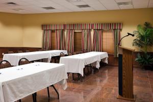 una stanza con tavoli e sedie con tovaglia bianca di Holiday Inn Express of Salado-Belton, an IHG Hotel a Salado