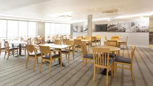 comedor con mesas y sillas en Holiday Inn Express London Limehouse, an IHG Hotel, en Londres