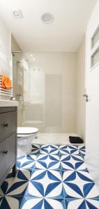 a bathroom with a blue and white tile floor at AT Compañía 100 m2 2 WC in Pamplona +63 photos