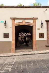uma entrada para um edifício com uma arcada em Hotel Nena Centro em San Miguel de Allende