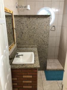 Ванная комната в O Mar Hospedagem - SUÍTES PRIVADAS
