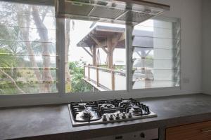 cocina con fogones horno superior junto a una ventana en THE BEACH HAVENS, en Emerald Beach