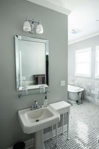 A bathroom at Valparaiso Inn B&B