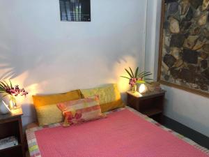 um quarto com uma cama com duas almofadas em Lanta Complex em Ko Lanta