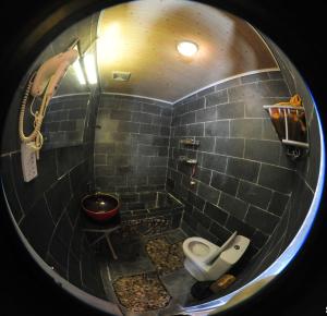 baño con urinario y aseo en Tiger Leaping Gorge Sean’s Spring Guesthouse, en Shangri-La