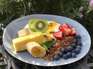- un plateau de petit-déjeuner composé de fruits et de noix dans l'établissement Mountain View Country Guest House, à Cradock