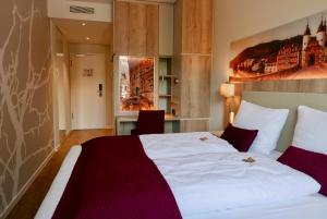 um quarto de hotel com uma cama e uma secretária em Rafaela Hotel Heidelberg em Heidelberg