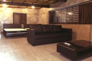 八重瀬町にあるVilla Gazamani Aug,2019 Open!! For only one group a dayの黒いソファとテーブルのあるリビングルーム