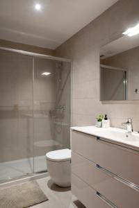 ein Bad mit einem WC, einem Waschbecken und einer Dusche in der Unterkunft PREMIUM LOCATION! Gran Vía & FREE Parking in Bilbao