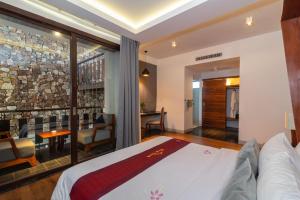 Postel nebo postele na pokoji v ubytování King Rock Boutique Hotel