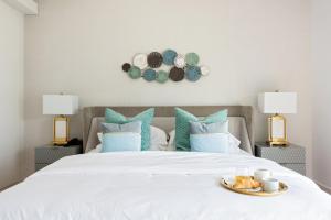 A bed or beds in a room at Boutique Living - Bluewaters Dubai
