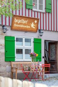 um restaurante com uma mesa em frente a um edifício em hezelhof´s Hexenhäuschen em Dinkelsbühl