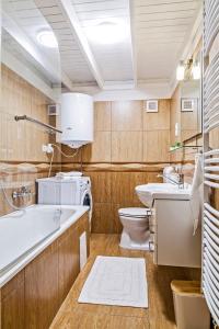 uma casa de banho com uma banheira, um WC e um lavatório. em Rumbach City Centre Paradise em Budapeste