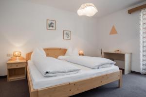 a bedroom with two beds with white sheets at Hotel Langeshof in Anterivo