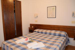 a bedroom with two beds with towels on them at Menorca Bonavista in Cala Galdana