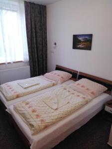 Un pat sau paturi într-o cameră la Hotel Vagónka