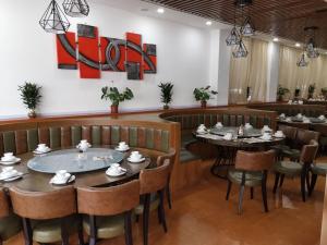 En restaurant eller et andet spisested på Kaiserdom Hotel Baiyun Airport-24-hour Airport-Free shuttle bus