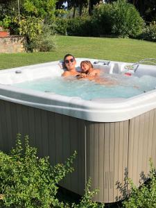a man and a child in a hot tub at La Casa di Manuela, Villa Indipendente nel Chianti con Vasca Idromassaggio in Barberino di Val dʼElsa