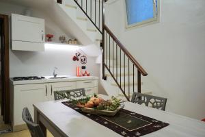 Kuchyň nebo kuchyňský kout v ubytování Aretè Apartments + 31 fotografií