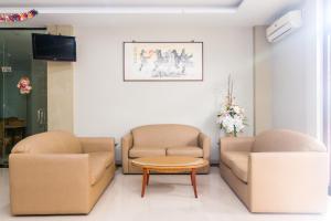 - une salle d'attente avec deux chaises et une table dans l'établissement Super OYO Capital O 1867 Kara Guest House, à Batam Center