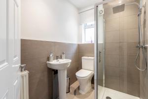 a bathroom with a toilet and a sink and a shower at Dartford, Kent - Modern 2Bd 2Bath En-Suite Bungalow M25 Bluewater in Dartford