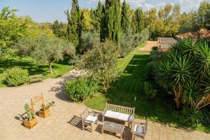 an overhead view of a garden with a table and chairs at Wine Resort Ledà d'Ittiri in Alghero