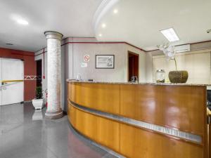 a bar in the lobby of a hospital at Hotel Cardozo in Parobé