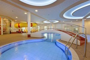 Piscina di Mountainview Lodge - Chalet im Zillertal direkt am 5 Sterne Campingplatz Aufenfeld mit Hallenbad und Sauna o nelle vicinanze