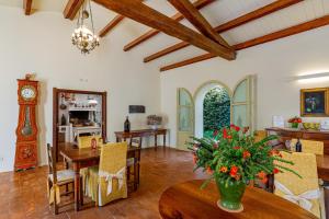 a living room with a vase of flowers on a table at Wine Resort Ledà d'Ittiri in Alghero
