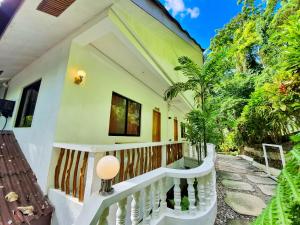 Casa con una escalera que conduce a un balcón en Cocoloco Beach Resort, en Boracay