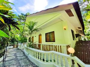 Casa con balcón y pasarela en Cocoloco Beach Resort, en Boracay