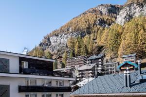 a town in front of a mountain at Appartement au centre de Zermatt (4-8 personnes) in Zermatt