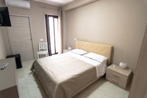 ein Schlafzimmer mit einem großen weißen Bett und einem Fenster in der Unterkunft elegance b&b in Cariati