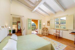 a bedroom with a large bed in a room at Wine Resort Ledà d'Ittiri in Alghero