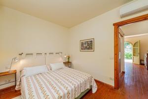 a bedroom with a large bed in a room at Wine Resort Ledà d'Ittiri in Alghero