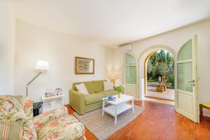 a living room with a couch and a table at Wine Resort Ledà d'Ittiri in Alghero