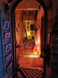korytarz z łukiem w pokoju w obiekcie Ayouze Auberge w mieście Ajt Bin Haddu