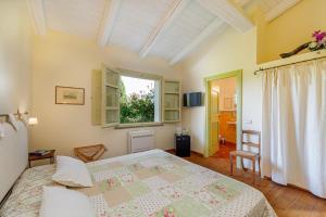 a bedroom with a bed and a window at Wine Resort Ledà d'Ittiri in Alghero
