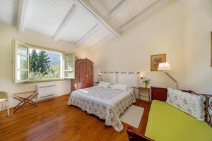 a bedroom with a bed and a couch at Wine Resort Ledà d'Ittiri in Alghero