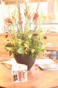 a vase filled with flowers on top of a table at Proeverij de Azijnmakerij in Zeist