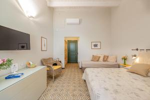 a living room with a bed and a couch at Wine Resort Ledà d'Ittiri in Alghero