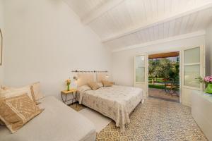 ein weißes Schlafzimmer mit einem Bett und einem Sofa in der Unterkunft Wine Resort Ledà d'Ittiri in Fertilia + 37 Fotos