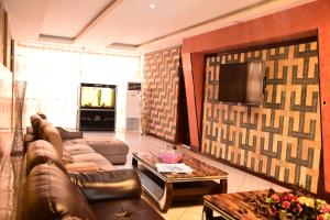 TV a/nebo společenská místnost v ubytování Hotel OK Kampala