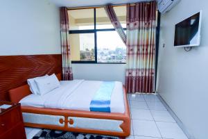 TV a/nebo společenská místnost v ubytování Hotel OK Kampala